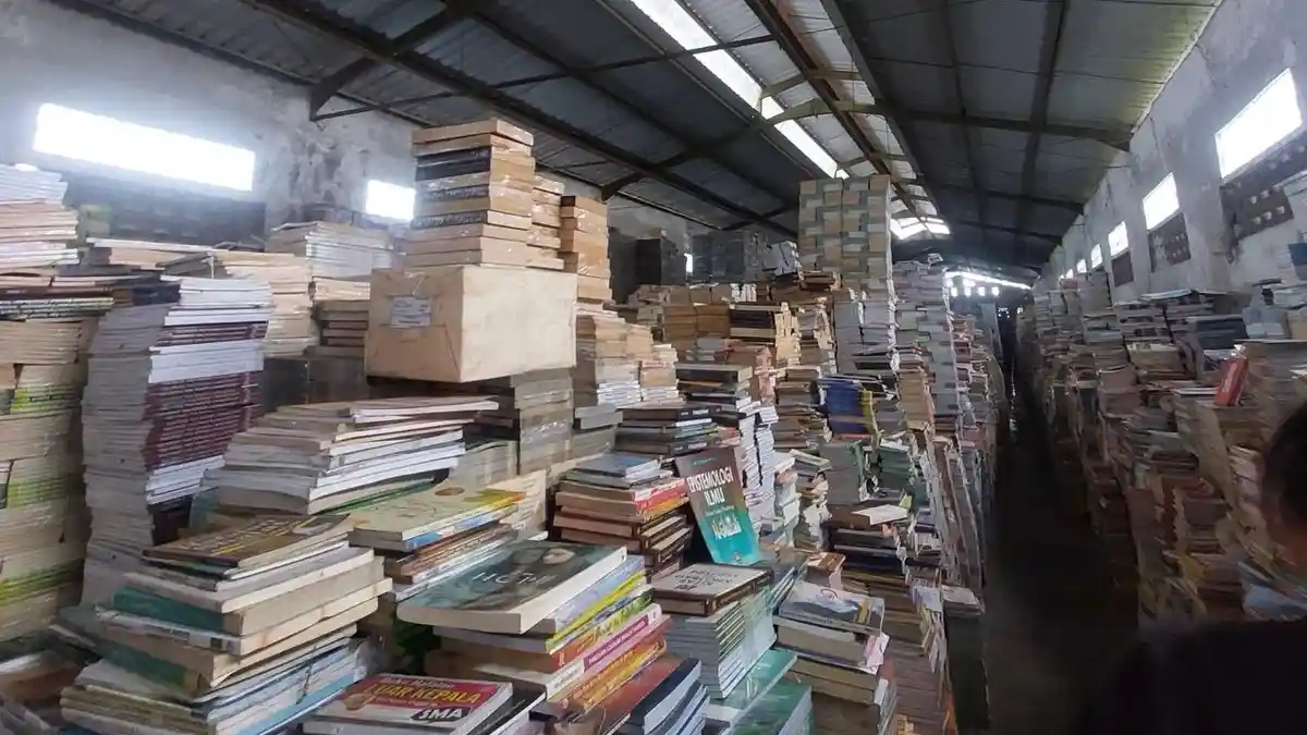 Surga Buku Murah di Bantul, Jelajahi Lorong Harta Karun di Raja Murah