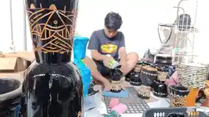 Pekerja-sedang-memproduksi-kendang-jimbe-di-tempat.jpg