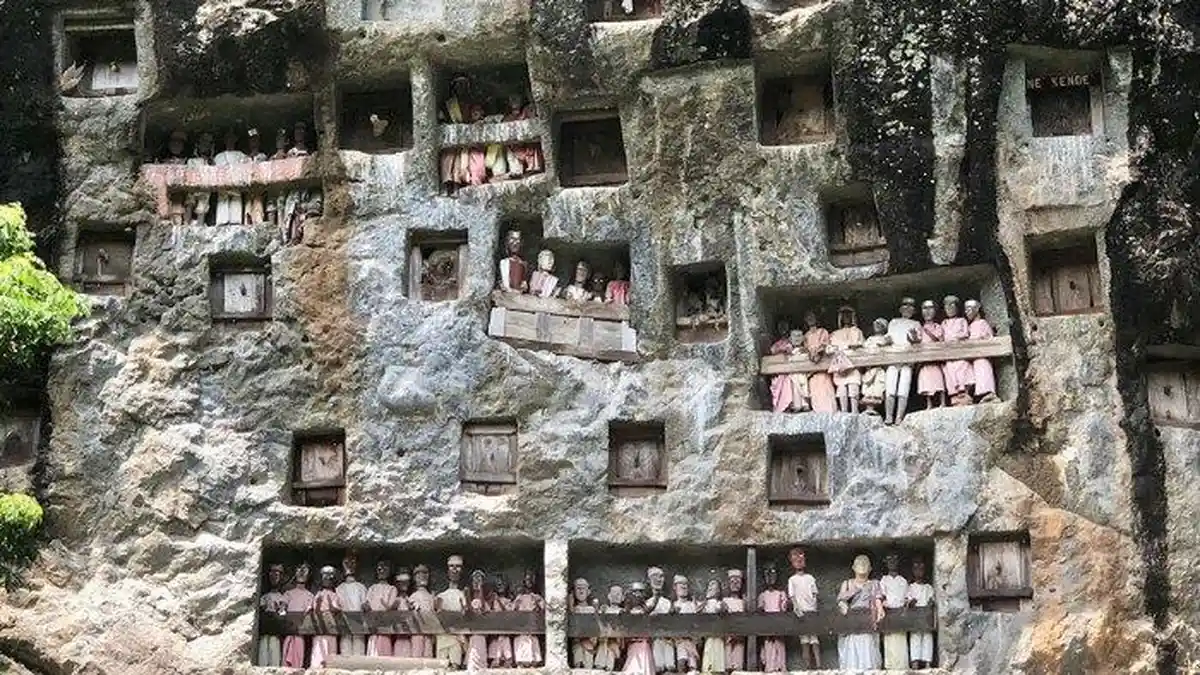 Mengapa Orang Toraja Menguburkan Keluarganya di Tebing Batu? Ini Penjelasannya