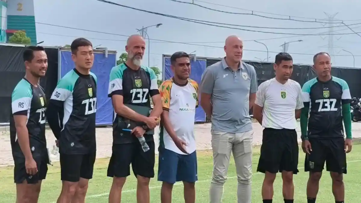 Dirtek PSSI Alexander Zwiers Kunjungi Latihan Persebaya, Ungkap Hal Unik di Dalam Tim