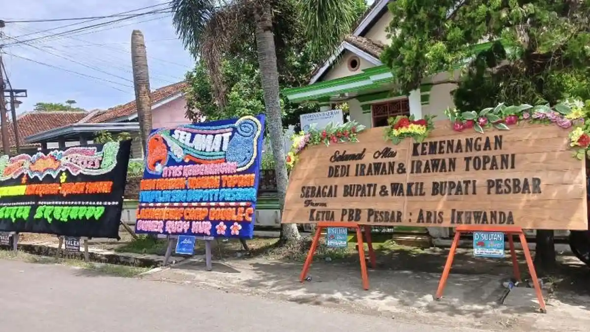 Karangan Bunga Ucapan Selamat Mulai Banjiri Kediaman Paslon Dedi Irawan-Topani