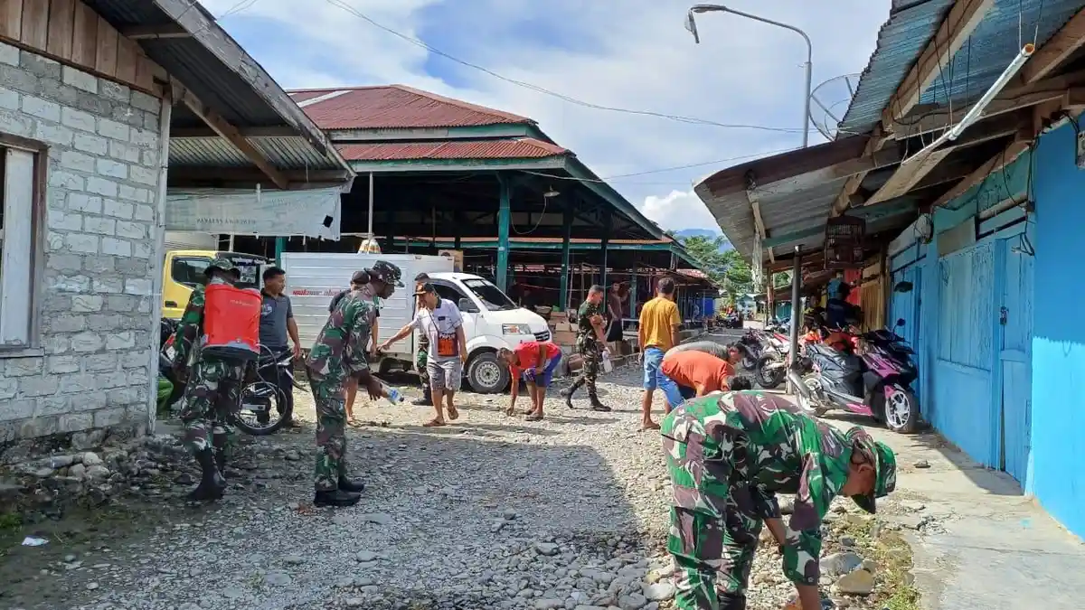 Yonif 761/KA Karya Bakti Bersama Masyarakat di Pasar SP 3 Prafi