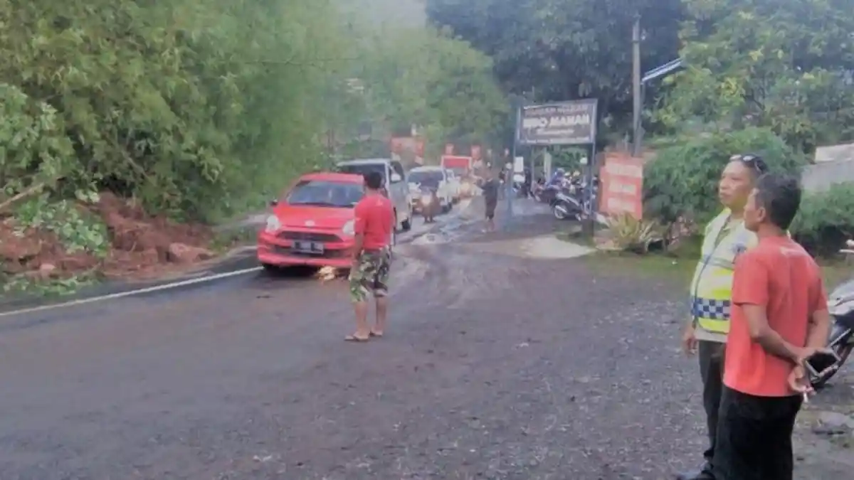 Longsor di Malangbong, Polisi Alihkan Arus Lalu Lintas