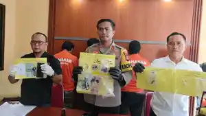 Kapolres-Buleleng-menunjukan-barang-bukti-sabu-hasil-tangkapan-dari-tersangka-Cenik.jpg