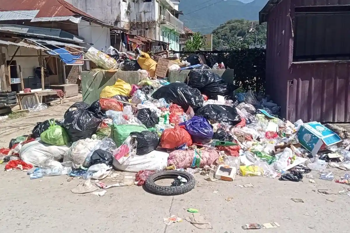 4 Bulan Gaji Tak Dibayarkan Pemkab Mamasa, Petugas Kebersihan Mogok Kerja Sampah Berserakan