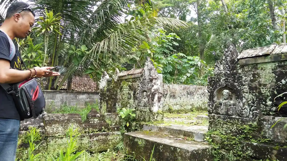 Misteri Fragmen Batu Berwajah Banaspati di Pagar Kuburan Mbah Soma, Sleman