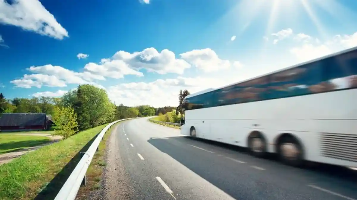 Hindari Kecelakaan, Ini 4 Hal yang Perlu Diketahui saat Berkendara di Sekitar Truk dan Bus Besar