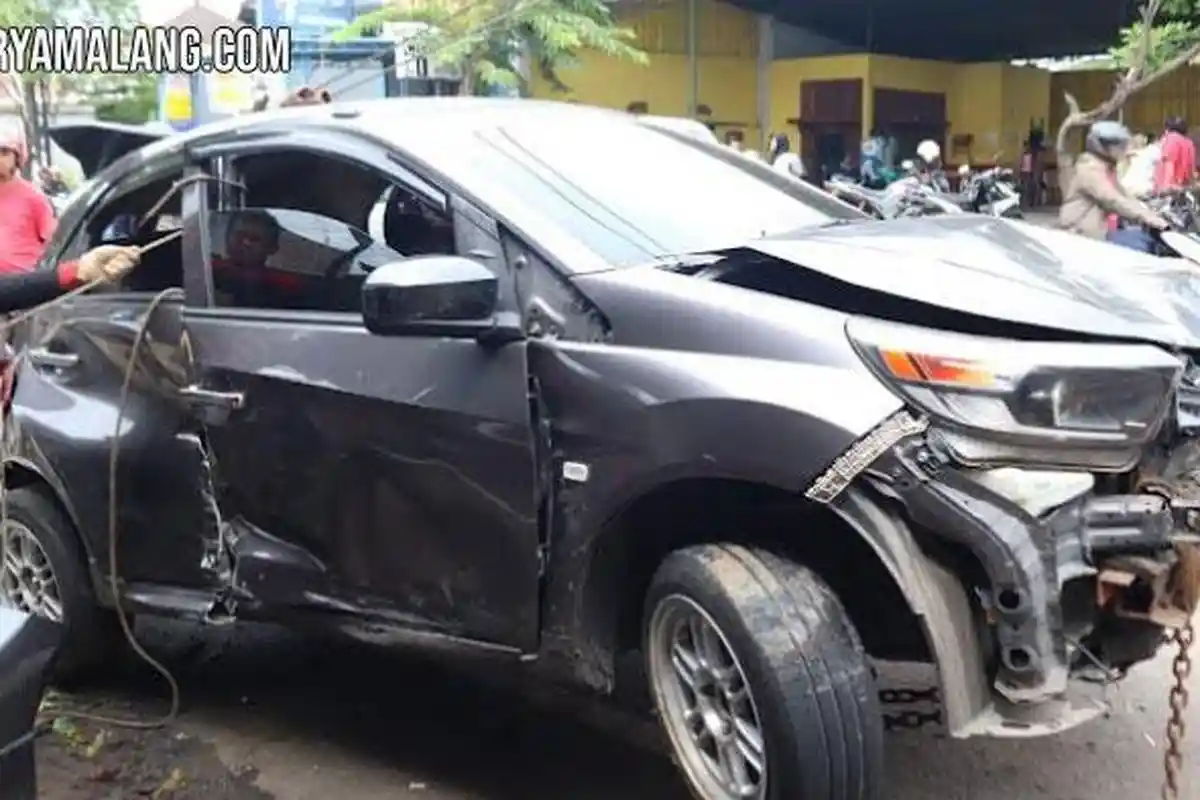 Mahasiswa Bermobil Brio asal Ngawi Tabrak Bapak dan Anak Bermotor di Ponorogo