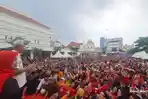 Ribuan-warga-Kota-Surabaya-menyambut-Ganjar-Pranowo-saat-hadiri-acara-Pesta-Wirausaha.jpg
