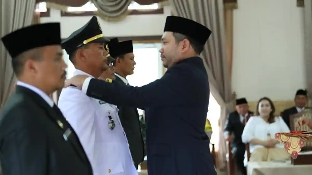 BUPATI Franc Bernhard Tumanggor Lantik dan Sumpah 35 Pejabatnya di Lingkungan Pemkab Pakpak Bharat