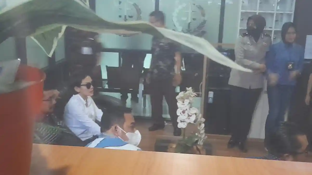 Dikawal Kuasa Hukum dan Polisi, Nikita Mirzani Datangi Kejari Serang