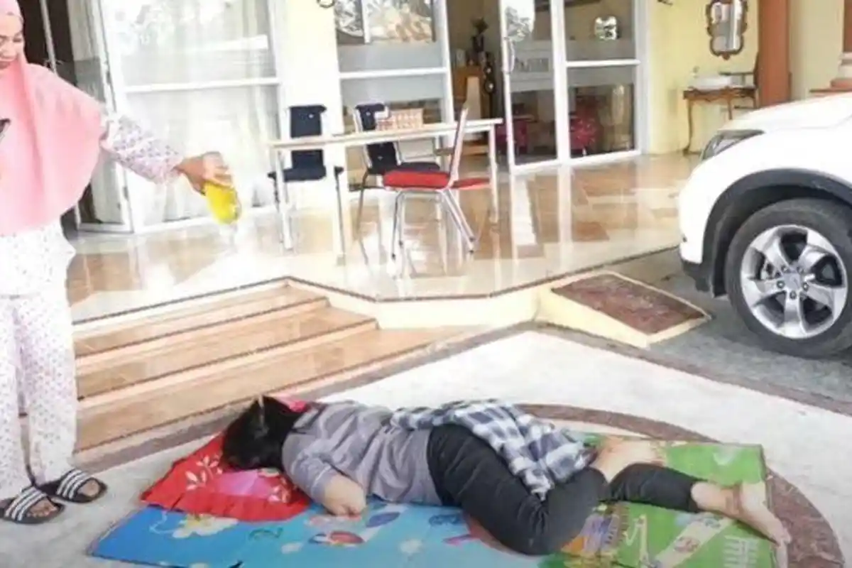 VIRAL Video Prank Bangunin Teman Siram Bensin Tuai Hujatan dari Netizen, Cantik Otaknya di Dengkul