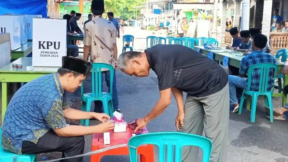 Warga Pesisir Barat Lampung Sudah Antre Sejak Pagi di TPS saat Pilkada 2024