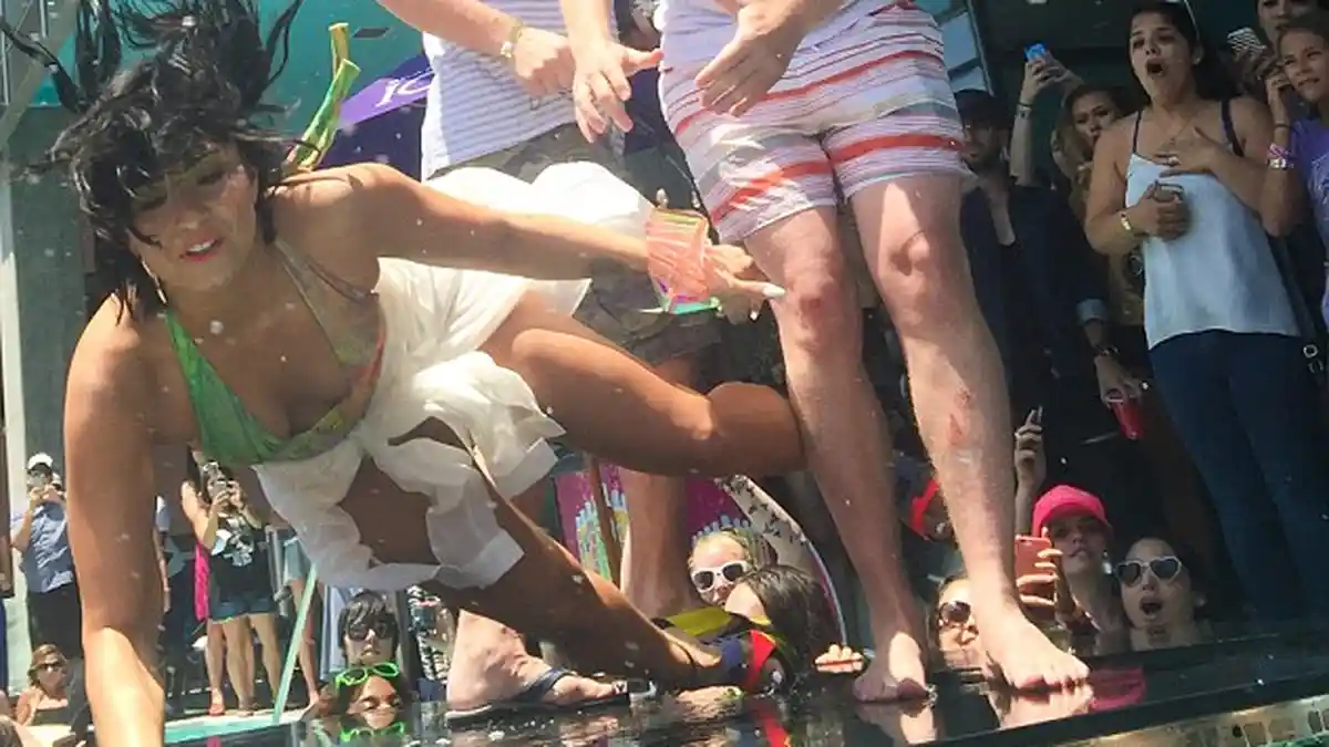 Pakai Sepatu Hak Tinggi di Pinggir Kolam, Demi Lovato Terpeleset