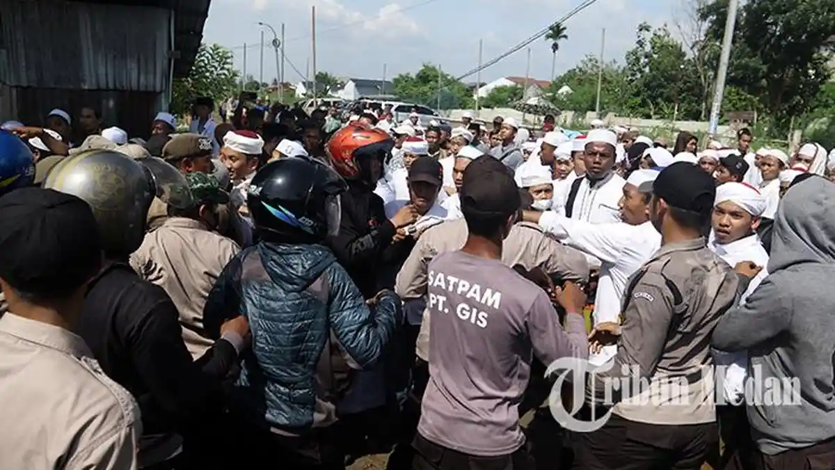 Berita Foto: Suasana Penertiban Bangunan yang Berdiri di Areal Lahan HGU Sampali Ricuh - 07062023_PENERTIBAN_BANGUNAN_DANIL_SIREGAR_1jpg.jpg