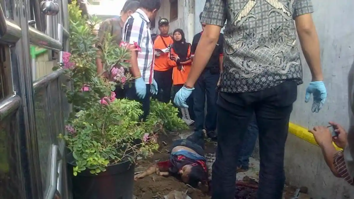 Dikepruk Pot Bunga, Ini Kronologinya