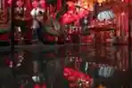 Sembahyang Imlek Ditengah Genangan Banjir