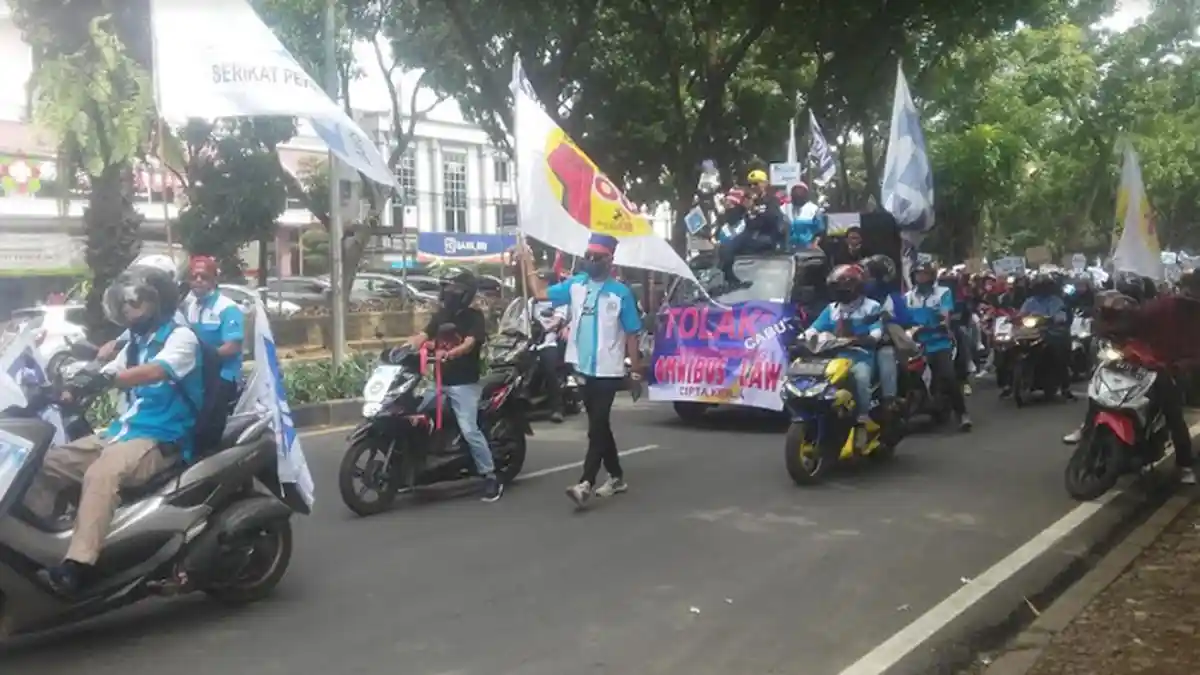 BREAKING NEWS - Akan Unjuk Rasa, Ratusan Buruh Konvoi Melintasi Jalan Pajajaran