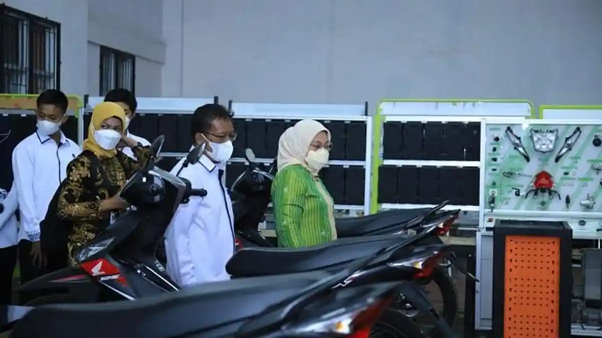 Menaker Ida Fauziyah Kunjungi Balai Latihan Kerja Pangkep