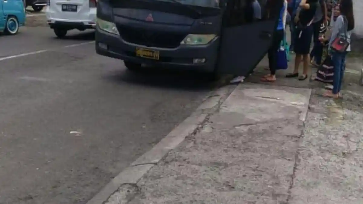 Sopir Angkot Trayek Unima Mogok, Rektorat dan Polres Minahasa Kerahkan Bis Angkut Mahasiswa Telantar