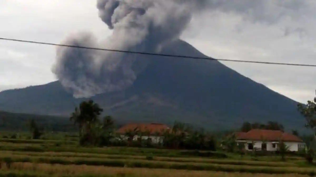 Sabtu Pagi, Warga Candipuro Mulai Dengar Suara Letusan Gunung Semeru