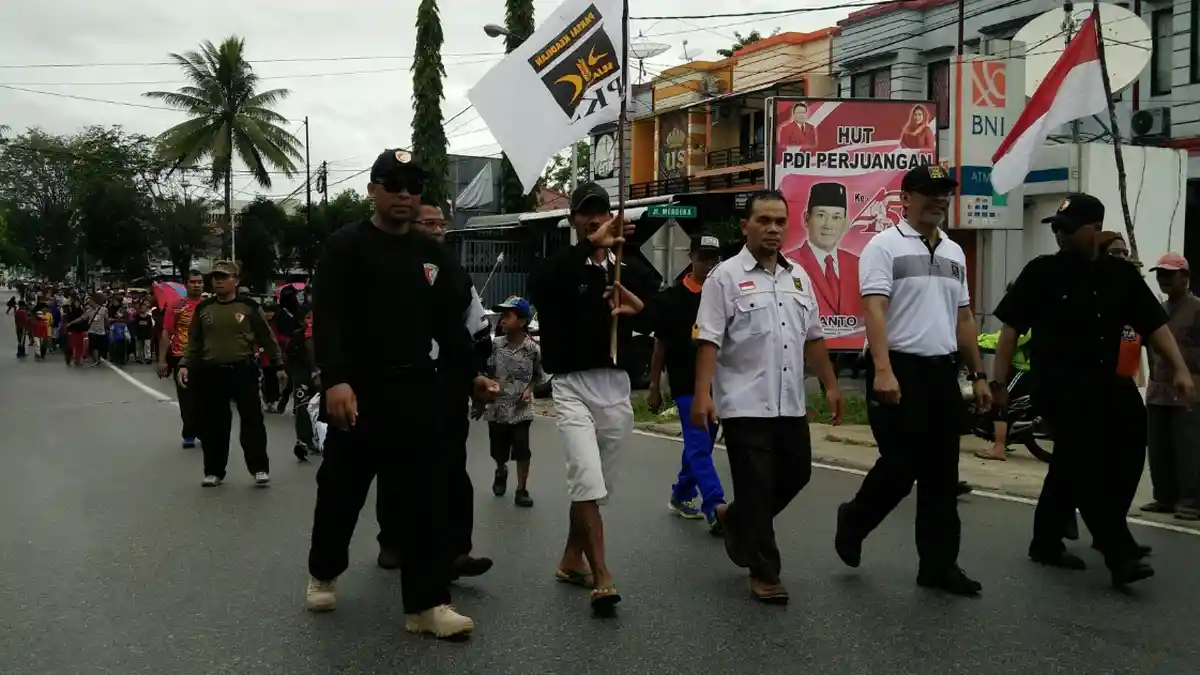 Masyarakat Meramaikan Acara Jalan Sehat PKS Kota Singkawang