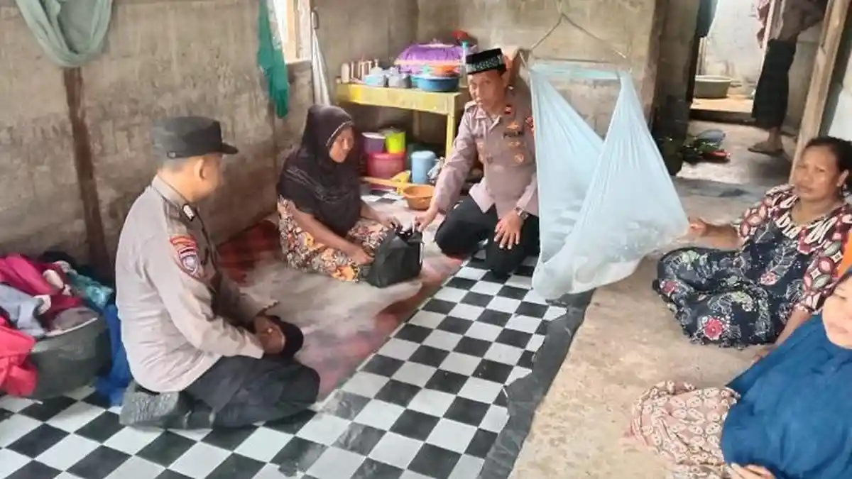 Kapolsek Pasie Raja Aceh Selatan Berikan Paket Sembako ke Warga Kurang Mampu