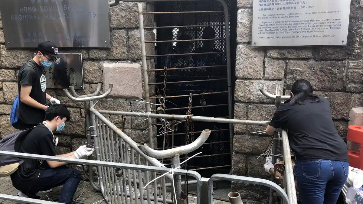 Demo Hong Kong Belum Berhenti, Blokade Markas Polisi. Komisaris Disandera Tapi Polisi Diam Saja