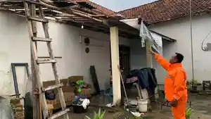 Rumah-warga-Desa-Ketanon-tulungagung-kena-angin-puting-beliung.jpg