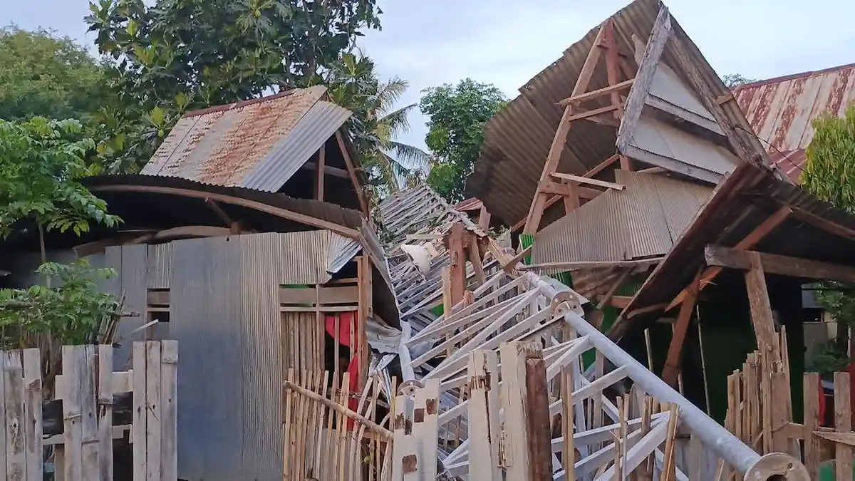 Potret 3 Rumah Tertimpa Tower BTS Diskominfo Jeneponto Sulsel