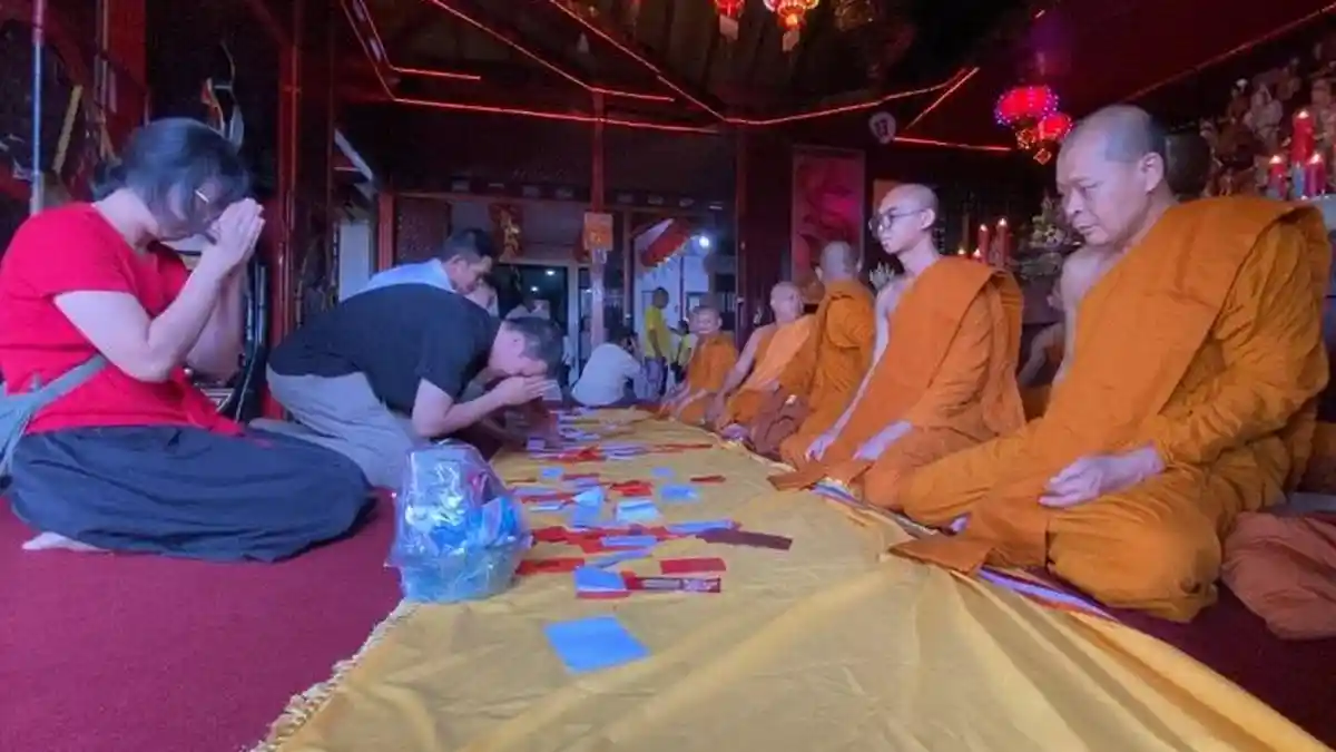 Lantunan Paritta Menggema: Momen Suci Kathina Saat Umat Buddha Melepas Harta di Vihara Gunung Kalong