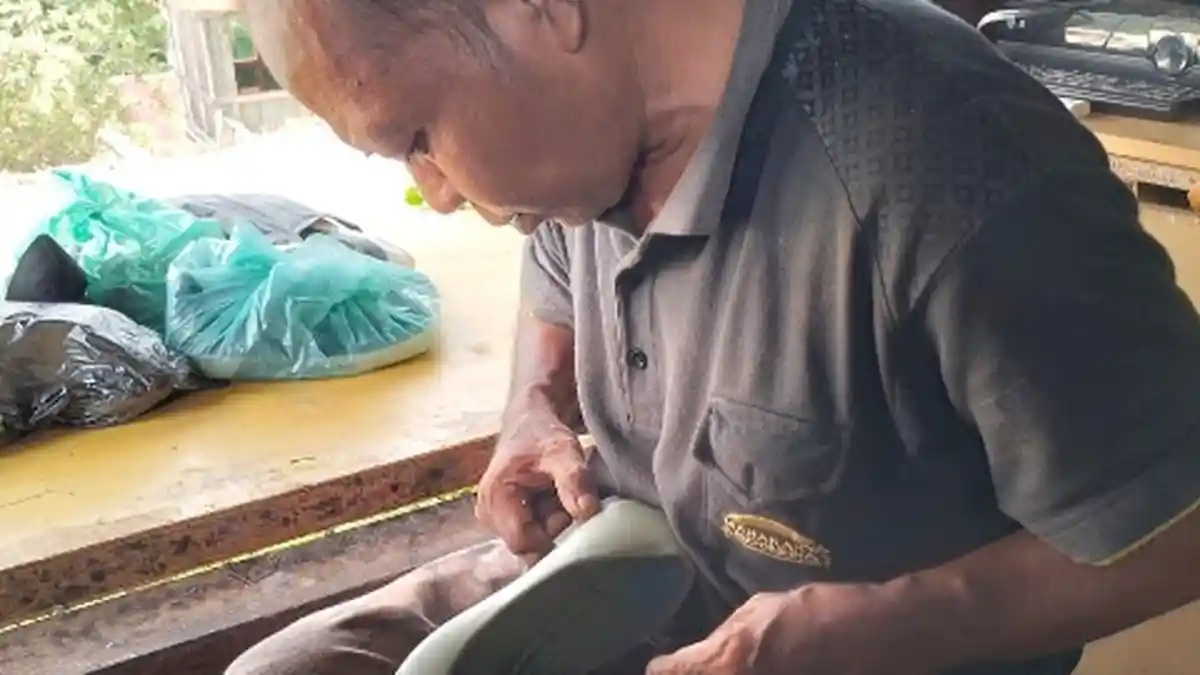 Tukang Sol Sepatu di Menggelama Rote Ndao Per Hari Dapat Cuan 100 Ribu