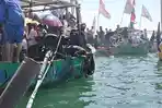Fenomena Tahunan Tambaklorok: Ratusan Perahu Dimandikan 'Air Berkah' Larungan Kepala Kerbau