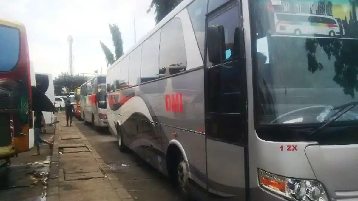 Musim Mudik Kacau, Bus Antre Masuk Terminal, Penumpang Telantar