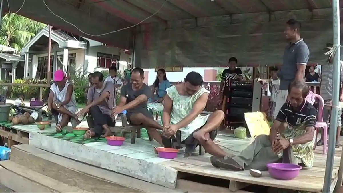 Lomba Cukur Kelapa Warnai Perayaan Paskah kedua