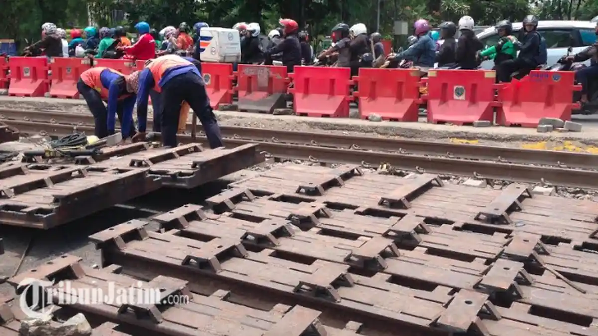 Proyek Block Rel Perlintasan Kereta Api dekat Royal Plaza yang Tak Kunjung Selesai