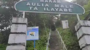 Pintu-masuk-menuju-makam-Aulia-Male-Ta-Ilayabe.jpg