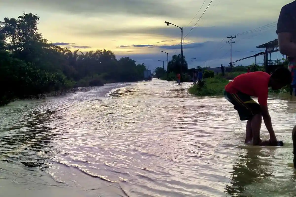 BREAKING NEWS - Ruas Jalan Sebawi Menuju Sambas Tergenang Banjir, Pengendara Harap Berhati-hati