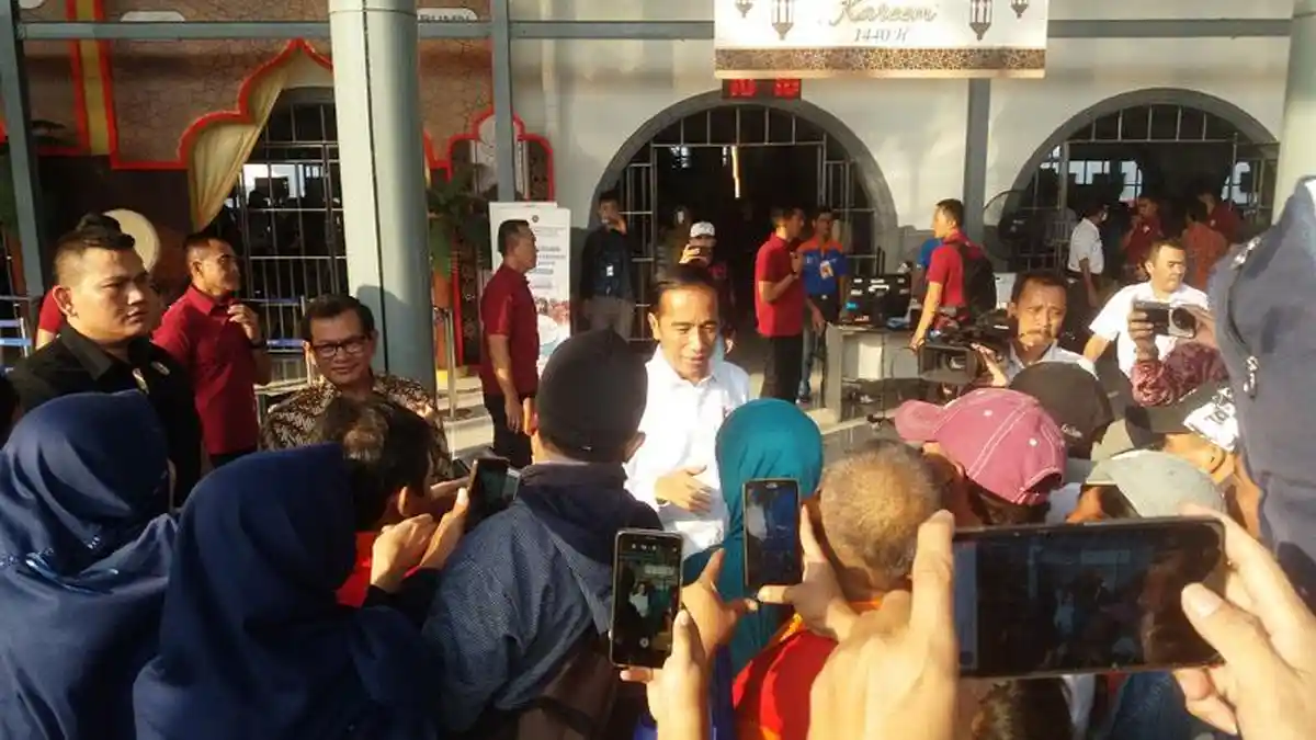 Temui Pemudik di Stasiun Pasar Senen, Jokowi: Senang Semuanya Dapat Tiket
