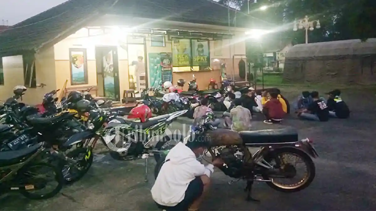 Konvoi Kelulusan SMA Nyari Tempat Dingin di Tawangmangu, Puluhan Pelajar Berurusan dengan Polisi