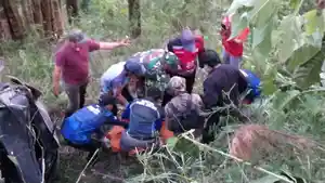 Evakuasi-korban-LAKA-Pacet-Mojokerto-Terbaru.jpg