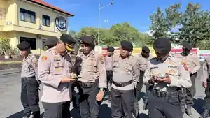 CEK-HP-Kapolresta-Kupang-Kota-Kombes-Pol-Aldinan-RJH-Manurung.jpg