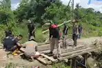 Satbrimob Polda Kalbar bersama Warga Gotong Royong Perbaiki Jembatan di Desa Ransi Dakan Sintang