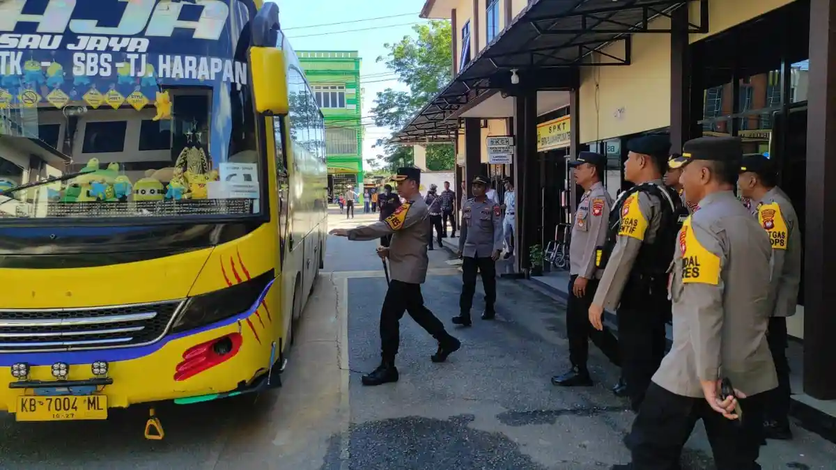 Kapolres Sanggau Sambut Pemudik Asal Kabupaten Sanggau yang Mengikuti Program Mudik Gratis