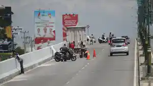 Kurangi_Kecepatan_Saat_Lewat_Flyover_Simpang_Mal_SKA_Tim_KPK_Sedang_Gelar_Pemeriksaan.jpg