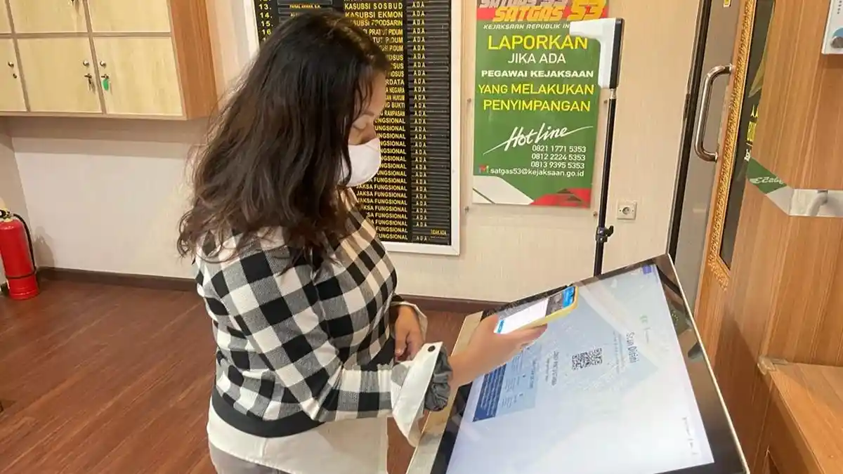 Kejari Depok Pasang Alat Skrining Peduli Lindungi, Semua Pegawai dan Tamu Wajib Scan QR Code