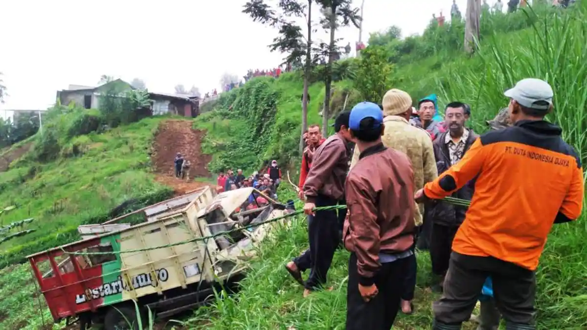 Kecelakaan Tunggal di Karanganyar, Sopir Truk Teriak Minta Tolong, Nyungsep Jurang, 3 Warga Terluka