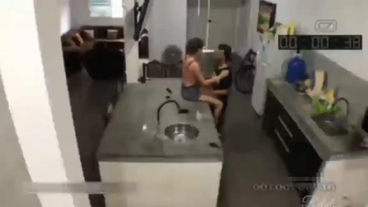 Sedang Asyik Bercinta di Dapur dengan Selingkuhan, Suami Mendadak Pulang, Aksinya Terekam CCTV