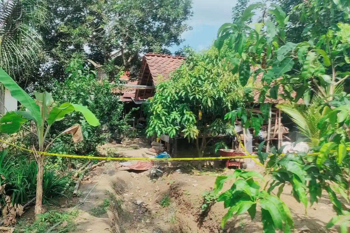 Cerita Mencekam Saksi Saat Menantu Bule Tusuk Leher Mertua, Dipukul Pakai Bambu Malah Patah