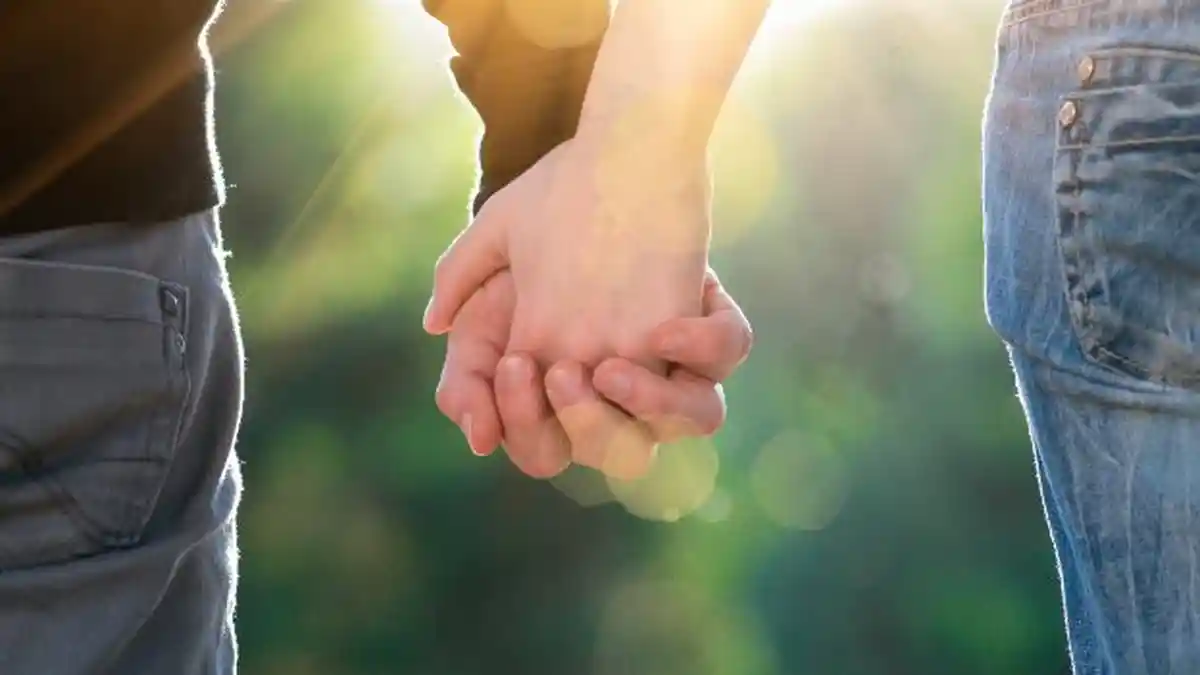 6 Alasan Menggandeng Pasangan Anda Hari Ini